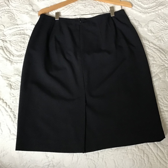 Ladies suit jacket and matching skirt - Picture 5 of 6